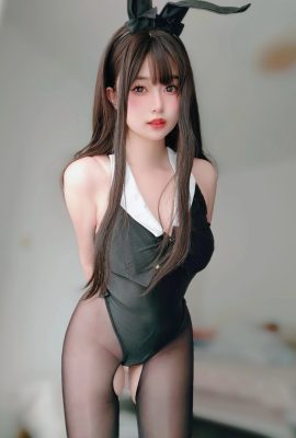 Heroine K – Black Silk Bunny Girl (102P)