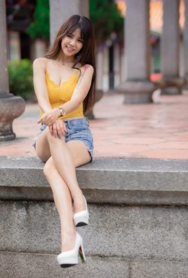 (Taiwan model beautiful legs series) Long-legged beauty model na si Debby sa maong shorts, high heels at magagandang legs, outdoor shot (29P)