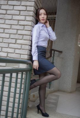 (Taiwan model beautiful legs series) Long-legged beautiful model Lin Hua OL uniform high heels magandang legs outdoor shot (51P)