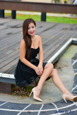 (Taiwan Model Beautiful Legs Series) Long-legged beauty model na si Laura Ku na naka-off-shoulder dress, maiksing palda, matataas na takong at magagandang binti, outdoor shot (49P)