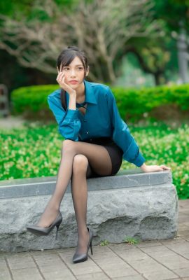 (Taiwan model beautiful legs series) Long-legged beauty model Xiaobao OL black stockings at high heels beautiful legs outdoor shot (37P)