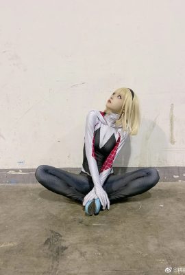 Cake beast—spider-gwen