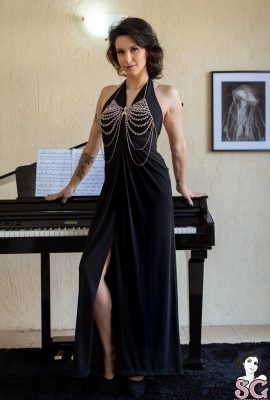 (Suicide Girls) Gweenblack – Ang Piano Room